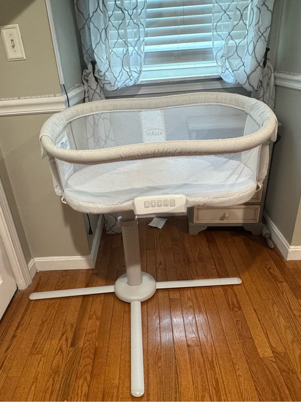 Halo White Bedside Bassinet with Mesh Sides